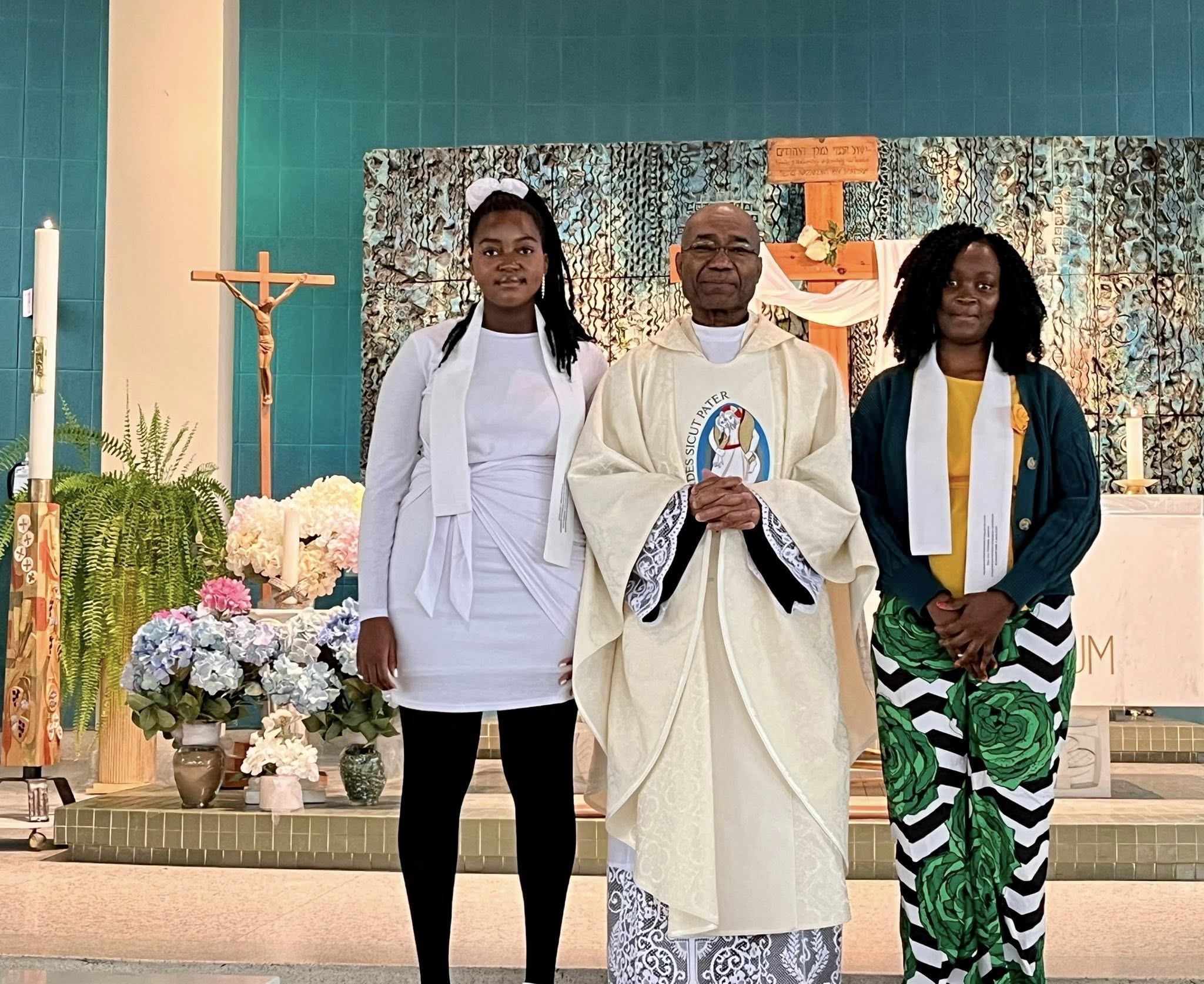 nouvelles baptisées 2026 Régina et Élise-Léa avec l'abbé Ronald Legerme