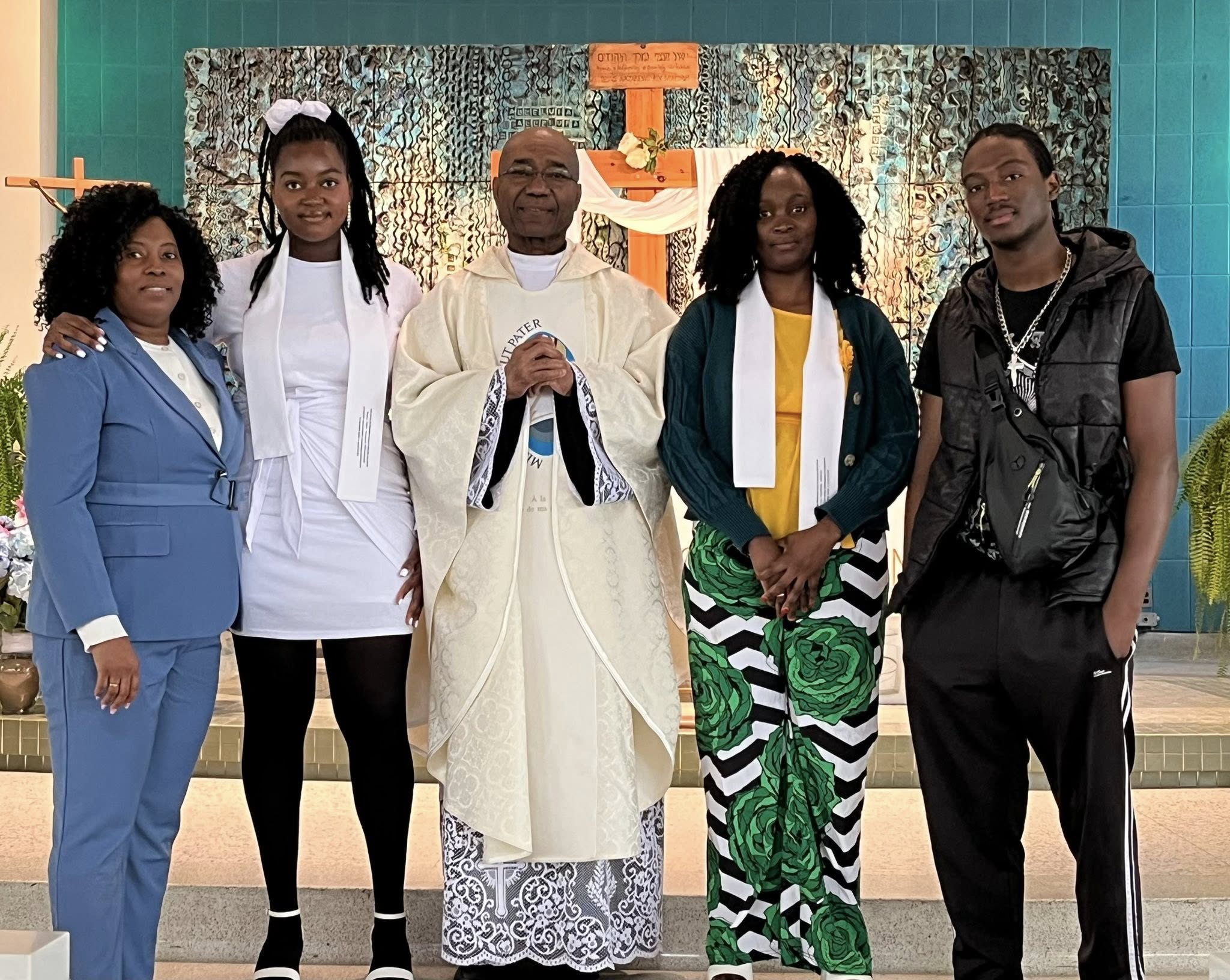 nouvelles baptisées 2026 Régina et Élise-Léa avec l'abbé Ronald Legerme,  parrain et marraine